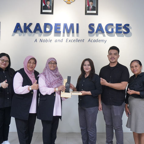 UNESA Culinary Arts students practicing inside the industrial kitchen of Akademi Sages, guided by professional chefs during a hands-on training session.