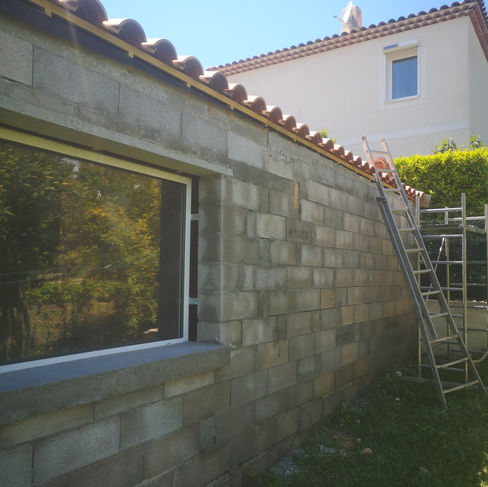 Garage construit en extension par nos soins en attente de la projection de l'enduit projeté.