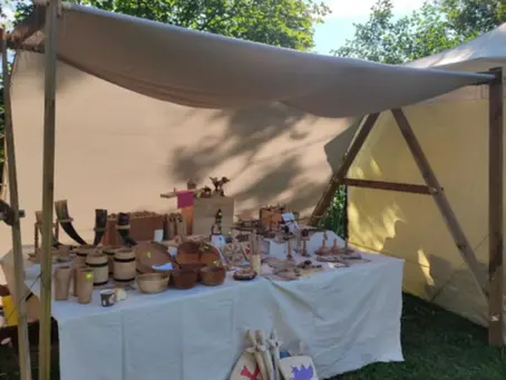 Stand d'objets médiévaux tournage sur bois