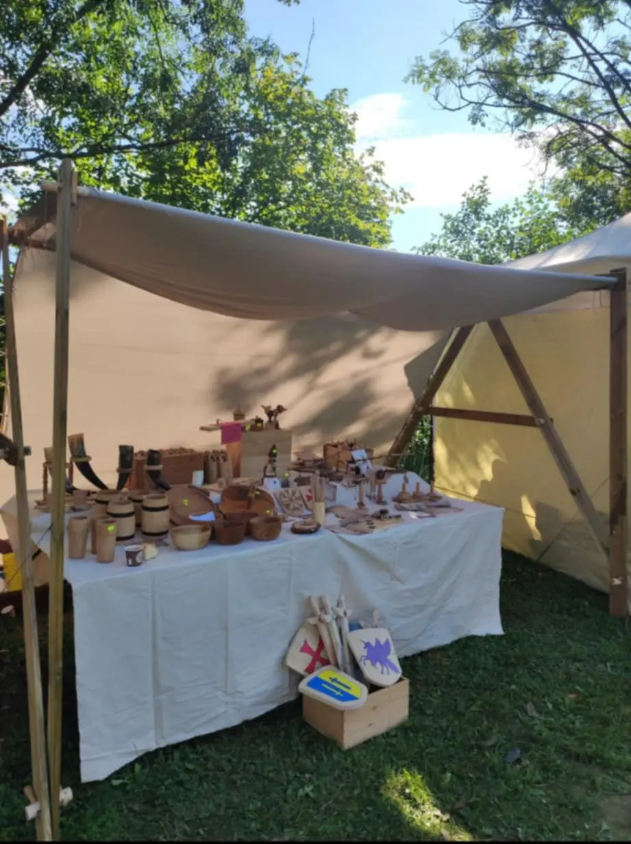 Stand d'objets médiévaux tournage sur bois