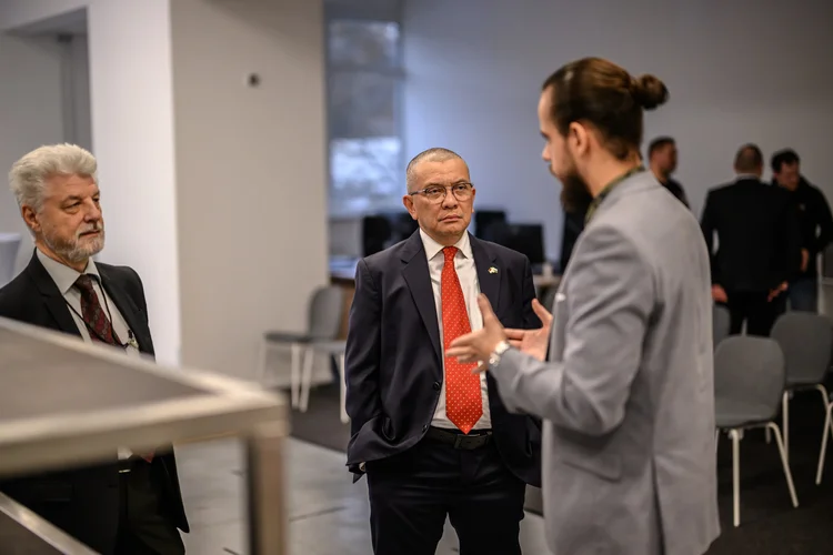 Matej Hliva communicates with a foreign visitor in the showroom.