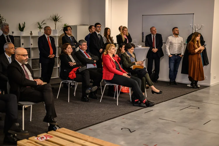 Foreign visit watching the DEMO of AMR robots in the showroom.