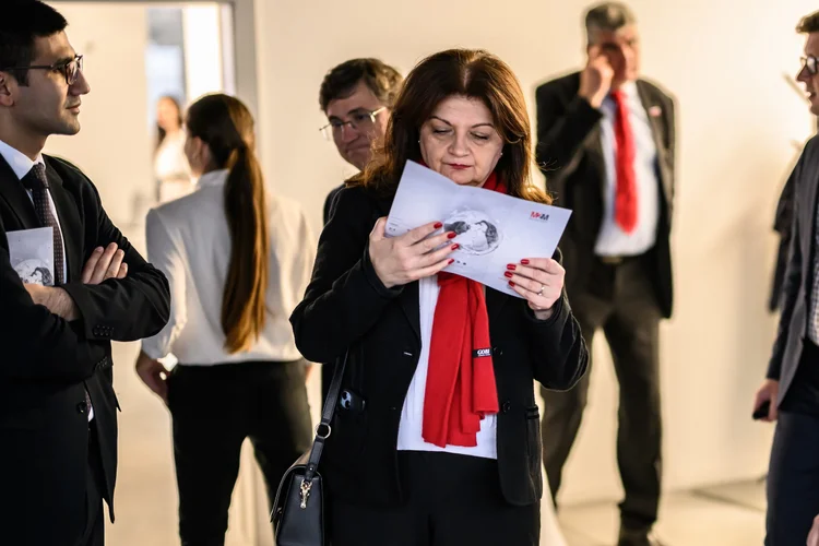 A foreign visitor reads the M2M Solutions brochure.