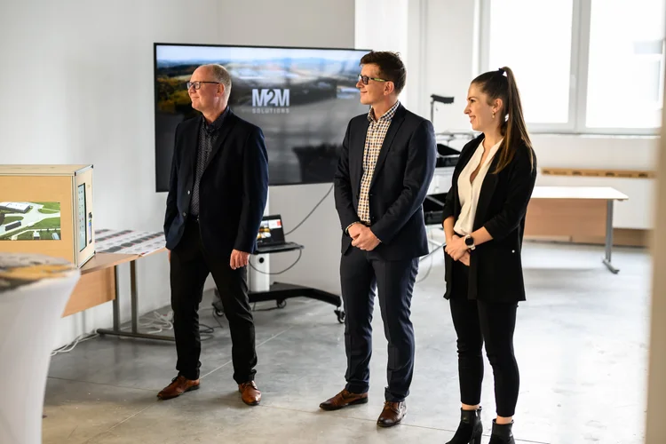 Project and sales department at the AMR robot demonstration.