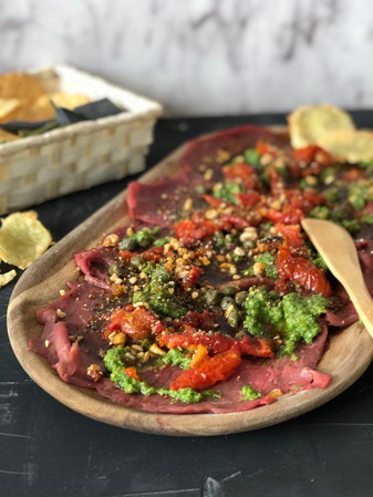 CARPACCIO DE FILETE CON GALLETAS DE PARMESANO