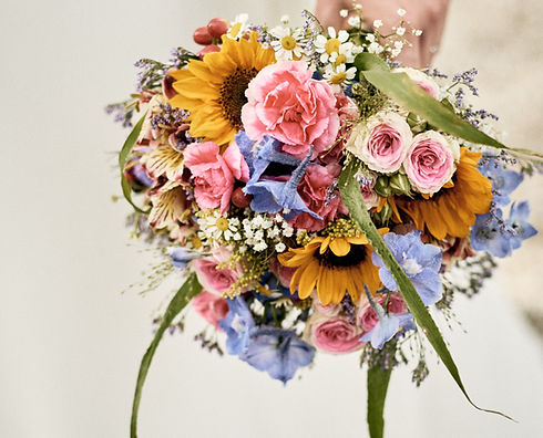 Hochzeitsreportage - Blumenstraus beim Fotoshooting