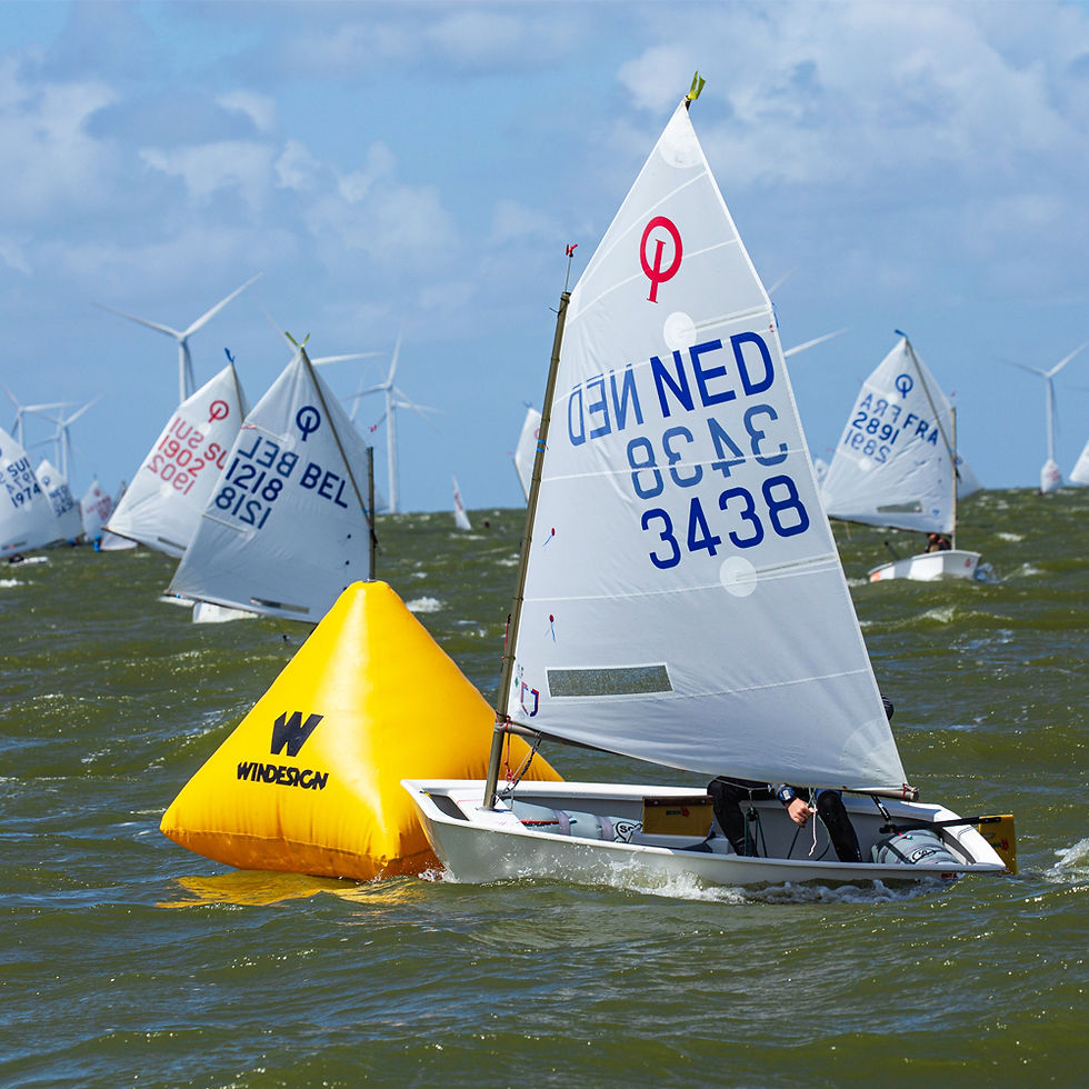 Thumbnail: Boya de 140x140x120 cm con asas y válvula de inflado para uso en regatas de competición.