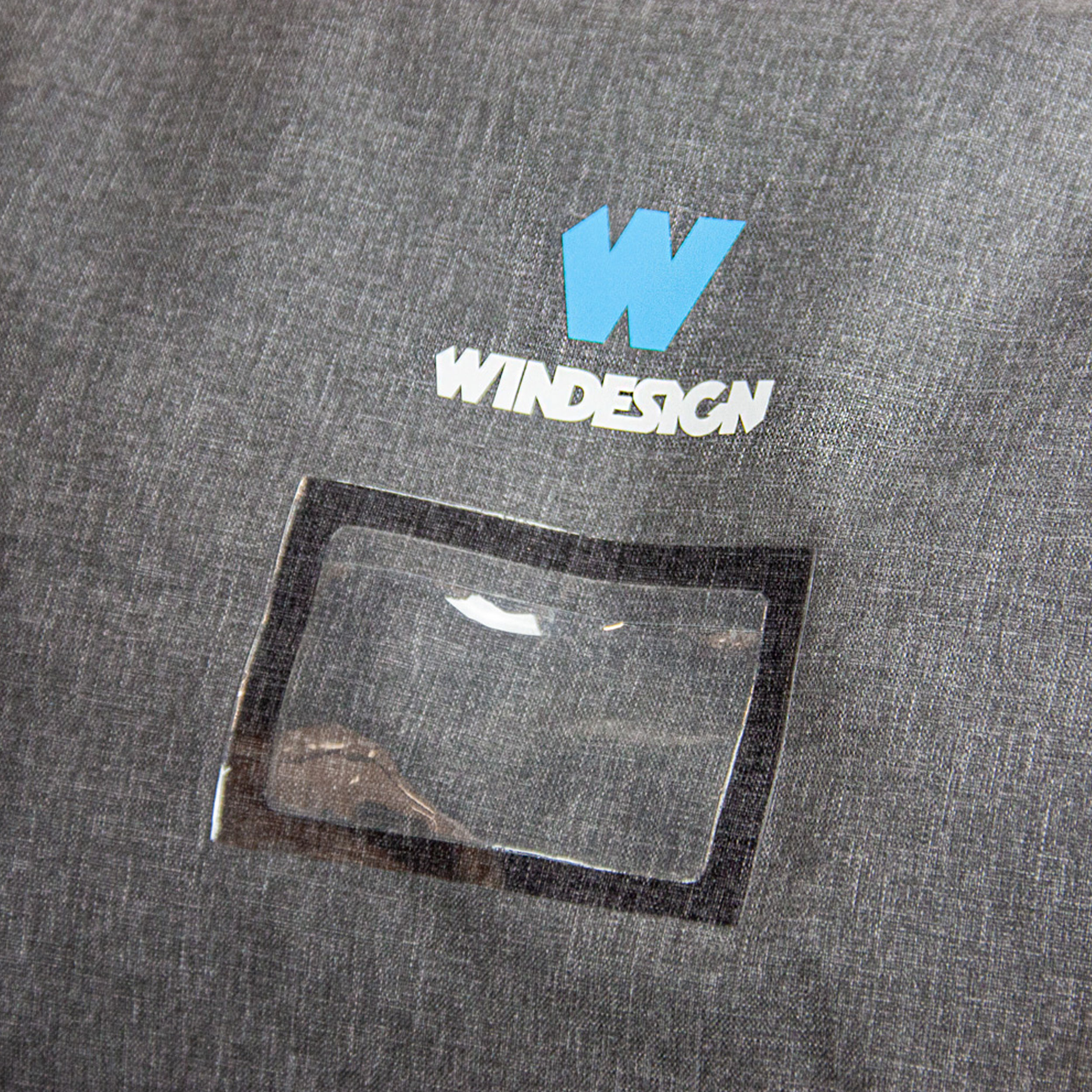 Vista trasera de la bolsa con correas laterales ajustables y detalles azules.