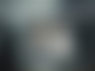 Duas mulheres com a face irreconhecÃvel e um vulto negro ao seu lado.