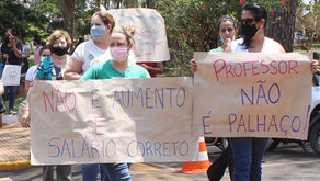 Professores fazem manifestação pedindo reajuste no piso salarial