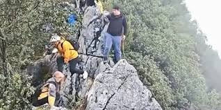Turista cai de penhasco ao tentar selfie em montanha na China