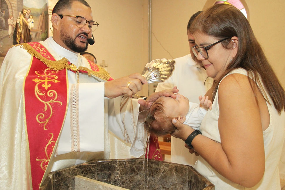 padre batizando bebe