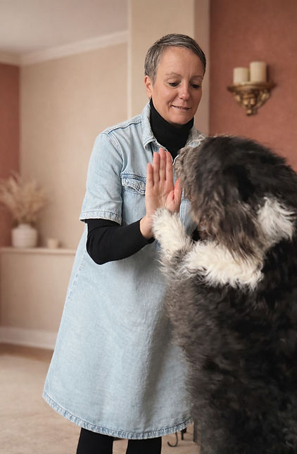 Systemische Beraterin Nina Wagenfeld mit Hanni im Praxisraum in Hagen