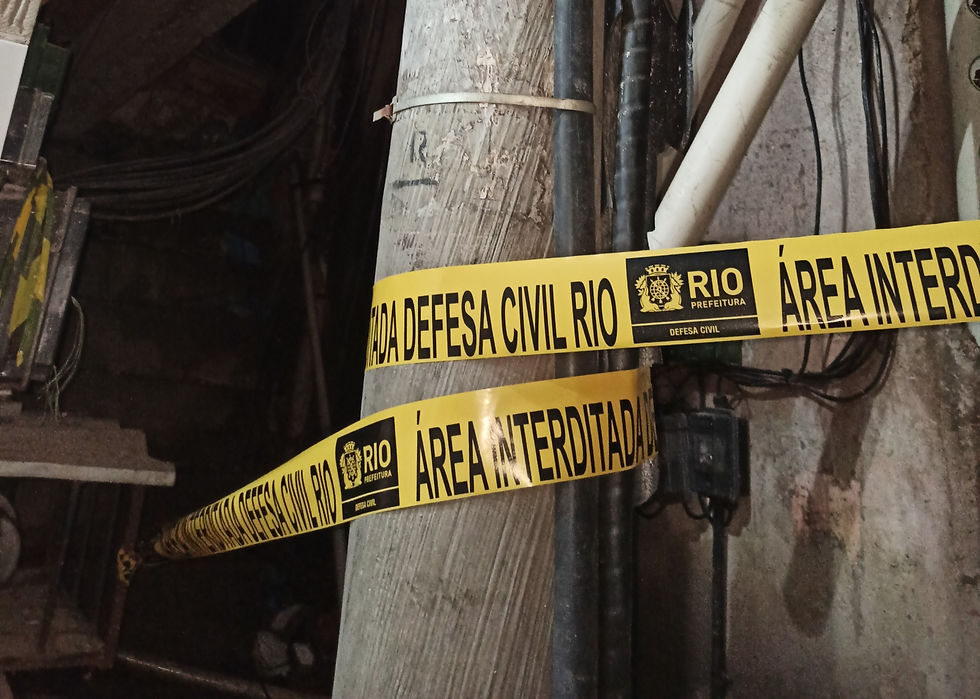 poste enfaixado com uma mensagem "Área Interditada"
