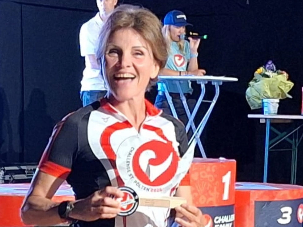 Isabella Trisa Malcher mit Pokal nach Podestplatz bei der Challenge St. Pölten nach Triathlon Trainingslager mit Toni Hasler Race Team