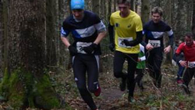 Am Sonntag, 5.02.2017, fand in Konstanz ein Crosslauf über 7.8 km statt. Sandra und ich, wollten einmal eine Abwechslung auf dem Jahresplan und meldeten uns für diesen Trainingswettkampf an. Ich war erstaunt, wie bei unserem nördlichen Nachbarn die Crossläufe noch „in“ sind. Da standen tatsächlich über 70 Männer über die Langdistanz am Start. Vor dem Start besichtigten wir die Strecke. Ein älterer Herr von der Streckensicherung erklärte uns die Runde. Bei einer kurzen Besichtigung beim Einlaufen, entschieden wir uns für „normale“ Laufschuhe. Wir liessen also die Nagelschuhe für heute ruhen. Pünktlich um 10:45 Uhr startete das Hauptfeld über die Kurz- und Langstrecke. Sandra entschied sich für die kurze Strecke. Ich lief die drei Runden. Es wurde auf dem schmalen Waldweg recht zügig gestartet. In der Hälfte der Runde mussten wir einen steilen Aufstieg erklimmen (siehe Foto). Ich kam mir wie in meinen alten Zeiten, an einem Radquer vor - zwei Schritte vorwärts - einer zurück. Beim zweiten Zieldurchlauf, stand Sandra bereits dort und feuerte mich an und rief mir zu, dass ich der erste alte Chlaus sei. Sie hatte ihr Rennen bereits hinter sich. In der letzte Runde gab ich nochmal alles, denn ich wusste, dass ich bei den alten Hasen auf einem Podestplatz war und diesen wollte ich verteidigen. Am Reppischstallauf vor einer Woche, wurde ich vor dem Ziel noch auf den 4. Rang verdrängt. Als ich im Ziel war, wusste ich noch nicht, dass ich das Rennen in meiner Altersklasse gewonnen hatte. Leider gab es für die Tagessieger der Alterskategorien keine wohlverdiente Siegerehrung L. Trotzdem, es hat Spass gemacht und wir kommen wieder…..
