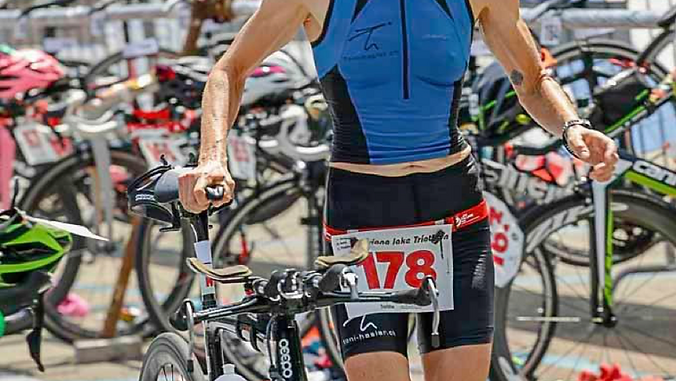 Wir sind zutiefst dankbar und freuen uns riiiesig über die IM Hawaii Qualifikation unserer Athleten Die italienerin Cristina Sironi welche lange Zeit mit grossen Einbrüchen zu kämpfen hatte, konnte mit unserer Unterstützung Ihr grosses Ziel erreichen. Endlich einen Ironman beständig und konstant durch ziehen zu können. Es reicht am Schluss für die Hawaii Qualifikation mit einem Sieg am Ironman Vichy. Pascal Bosshard der 11 Stunden für einen Ironman benötigte und nun sein Ticket nach Hawaii gelöst hat. Er durfte unter anderem auch viele Podestplätze feiern. Wädi Lehmann unser steh auf Mann. Vor 3 Jahren konnte Wädi noch kaum Kraul Schwimmen und jetzt steht er regelmässig auf dem Podest und kann sich feiern lassen. Am Ironman Lanzarote wurde er gar 2ter mit nur 1 Minuten 30 Rückstand auf den 1ten Platz. Einfach grandios! Herzlichen Dank Euch allen, dass Ihr unser Team bereichert und wir freuen uns sehr euch in Hawaii anzufeuern. Bis dahin GUTE VORBEREITUNG!!