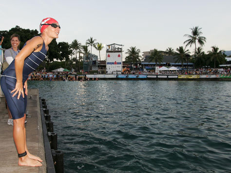 Natascha Badmann vor dem Start des Ironman Hawaii im Triathlon in voller Konzentration
