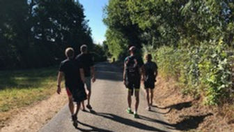 Am Pfingstwochenende fand in Reiden (LU) das Trainingsweekend mit Natascha Badmann und Toni Hasler statt. Gestartet wurde mit einem knackigen Lauftraining. Natascha führte die Teilnehmerinnen und Teilnehmer in das Lauf ABC ein. Danach wurde mit dem Rad auf der Originalstrecke des Powerman's in Zofingen trainiert. Rund 85 Kilometer und ein paar Stunden später, traf man sich im Hallenbad in Reiden wieder. Toni gab uns Anweisungen vom Beckenrand aus. Sein Schwimmprogramm war sehr abwechslungsreich. Nur mit dem Tauchen hapert es bei mir noch. Aber muss ein Triathlet wirklich tauchen können? Ja, er muss....:-) Es hat riesigen Spass gemacht und sämtliche Teilnehmer konnten von den Tipps und Tricks beim Laufen, auf dem Rad und im Schwimmbad von den beiden Routiniers profitieren. So werden Weltmeister gemacht. Wir freuen auf den nächsten Treff!