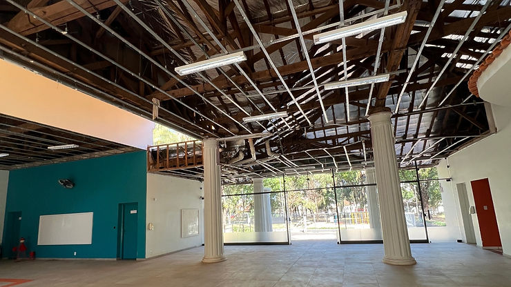 Escola com o telhado em reforma