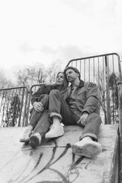Paar sitzt auf einer Skateanlage während eines Fotoshootings im Weserbergland.