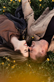 Paar liegt entspannt auf einer Wiese beim Fotoshooting im Weserbergland.