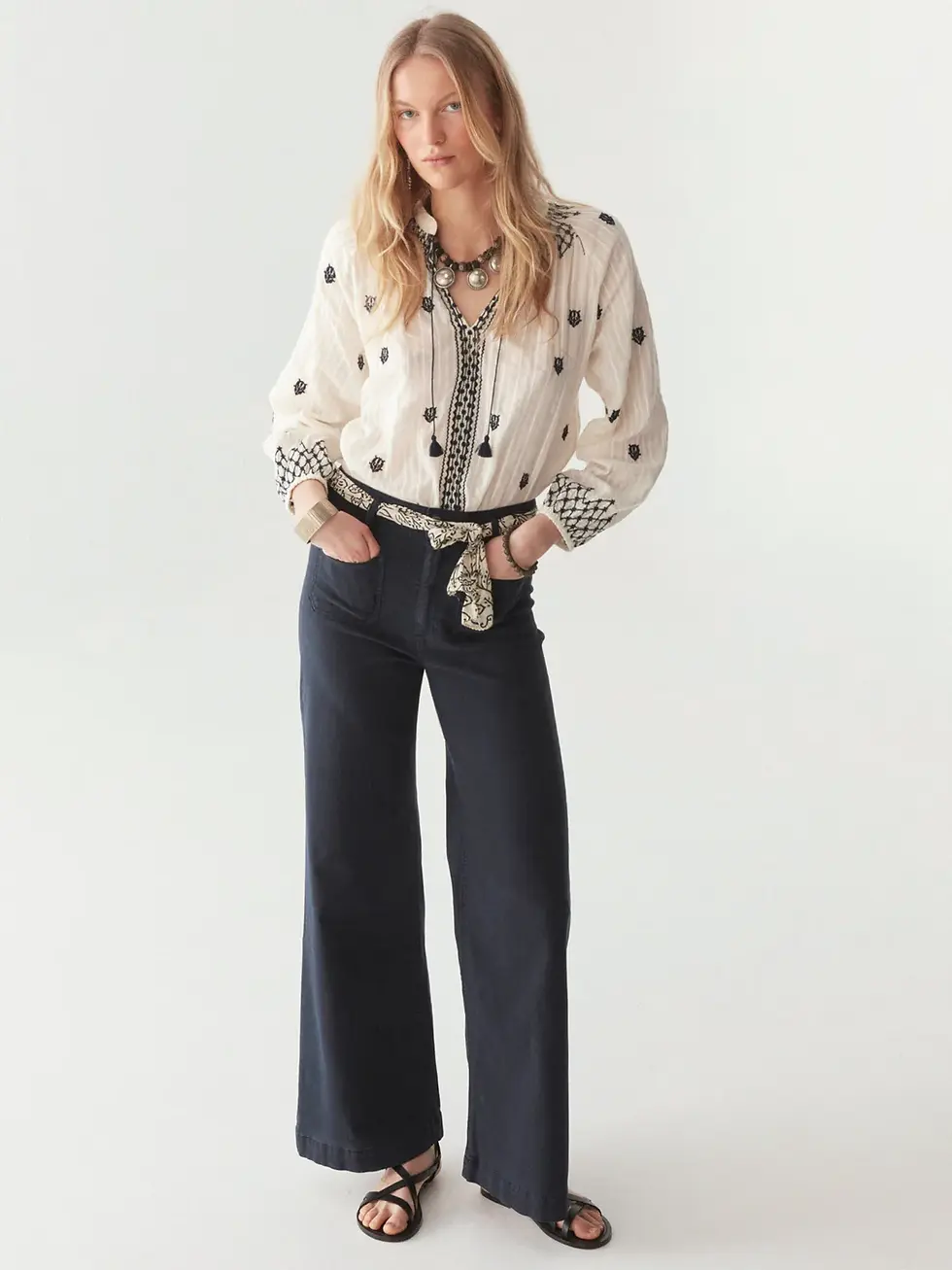 Jean bleu avec blouse bohème