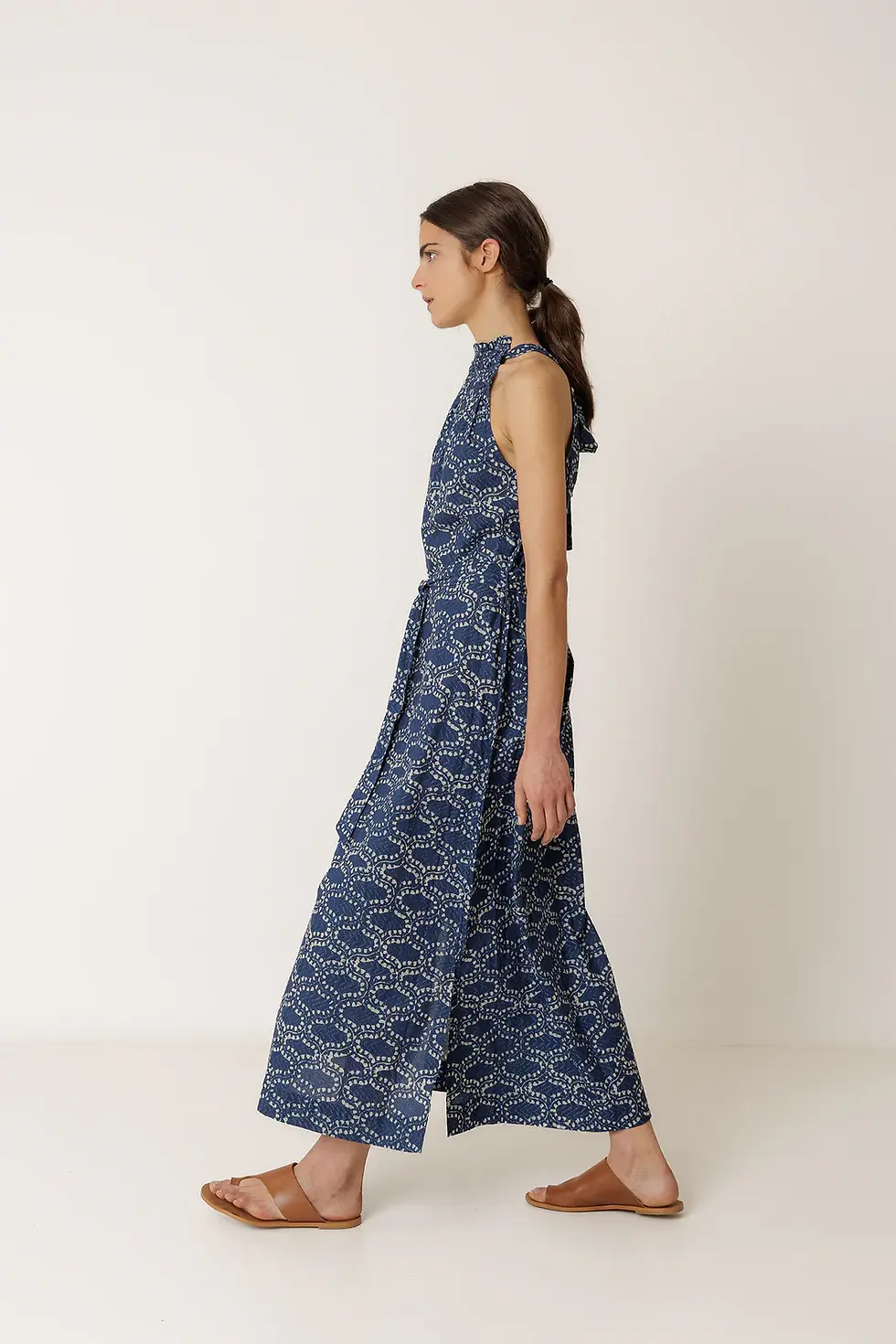 Miniature : Femme robe bleue vue de profile