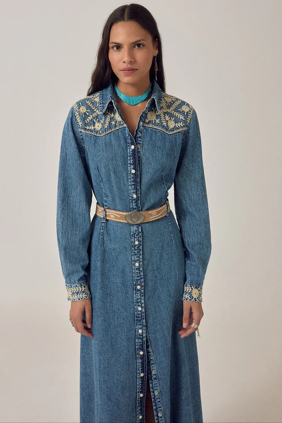 Femme en robe chemise jean