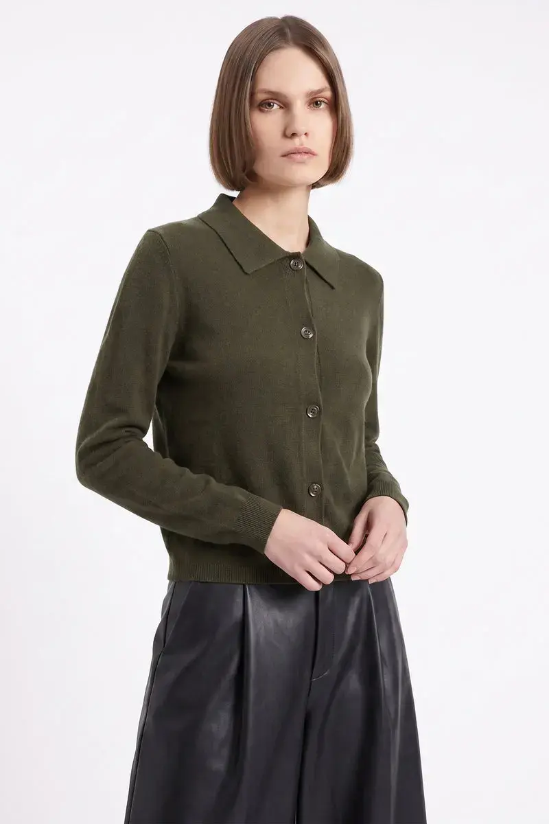 Femme en gilet kaki vue de près