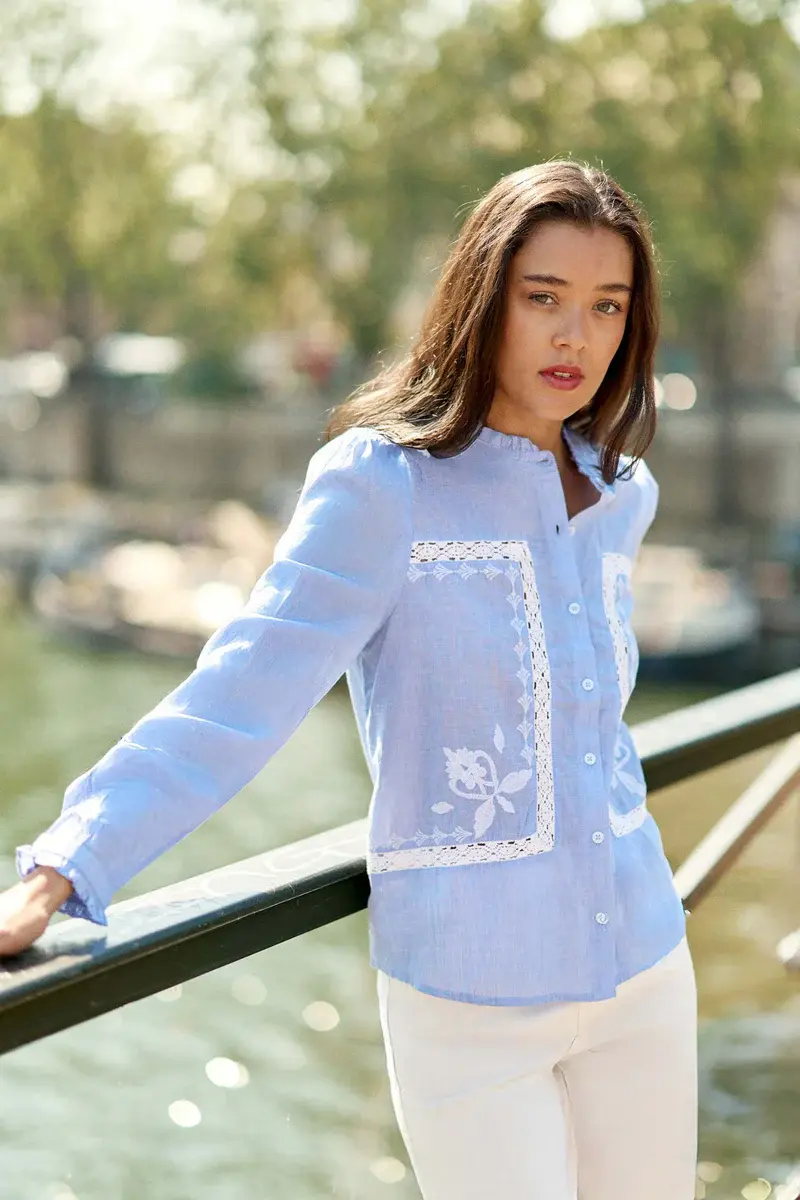 femme en blouse bleue