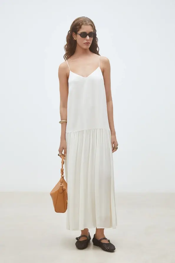 Femme en robe longue avec sac à main