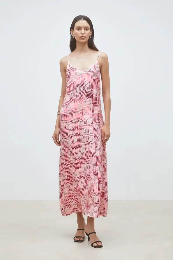 Femme en look robe d'été rose