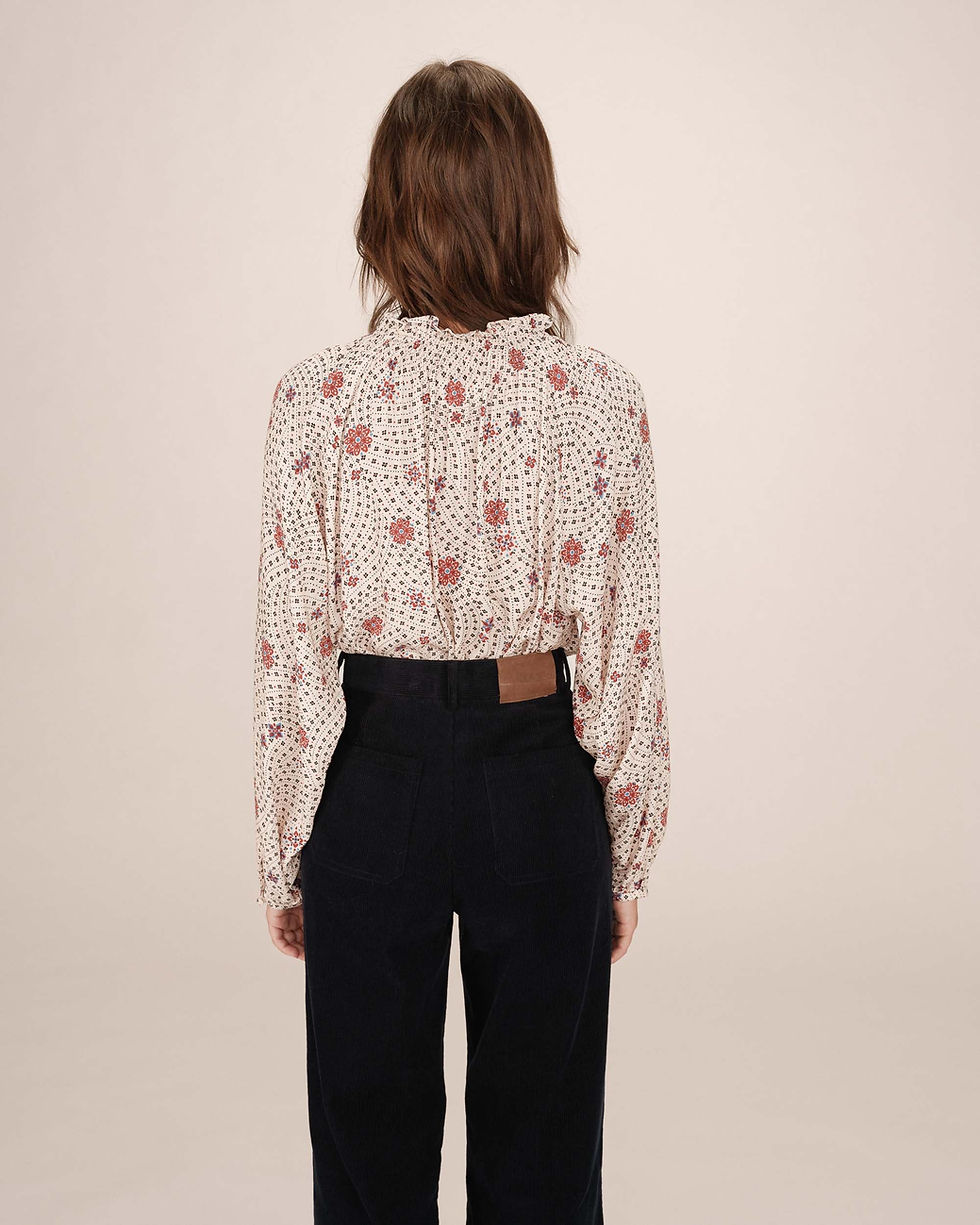 Femme en blouse vue de dos