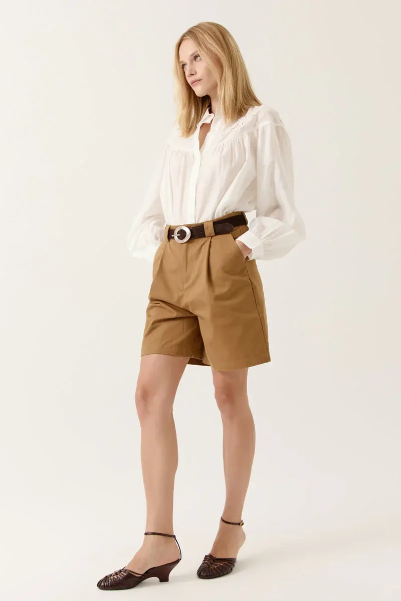 Look short marron et chemise blanche