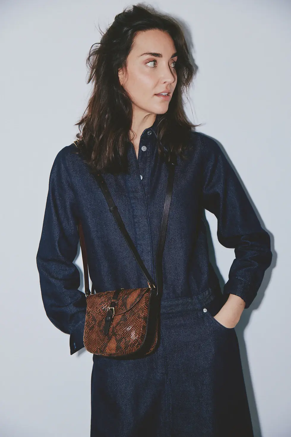 Femme qui pose en bleu marine