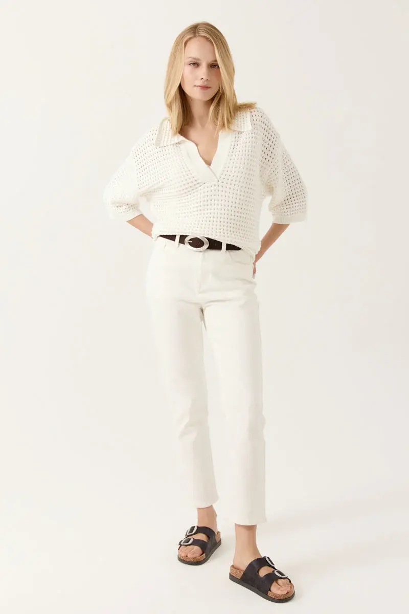 Miniature : Femme qui pose en total look blanc