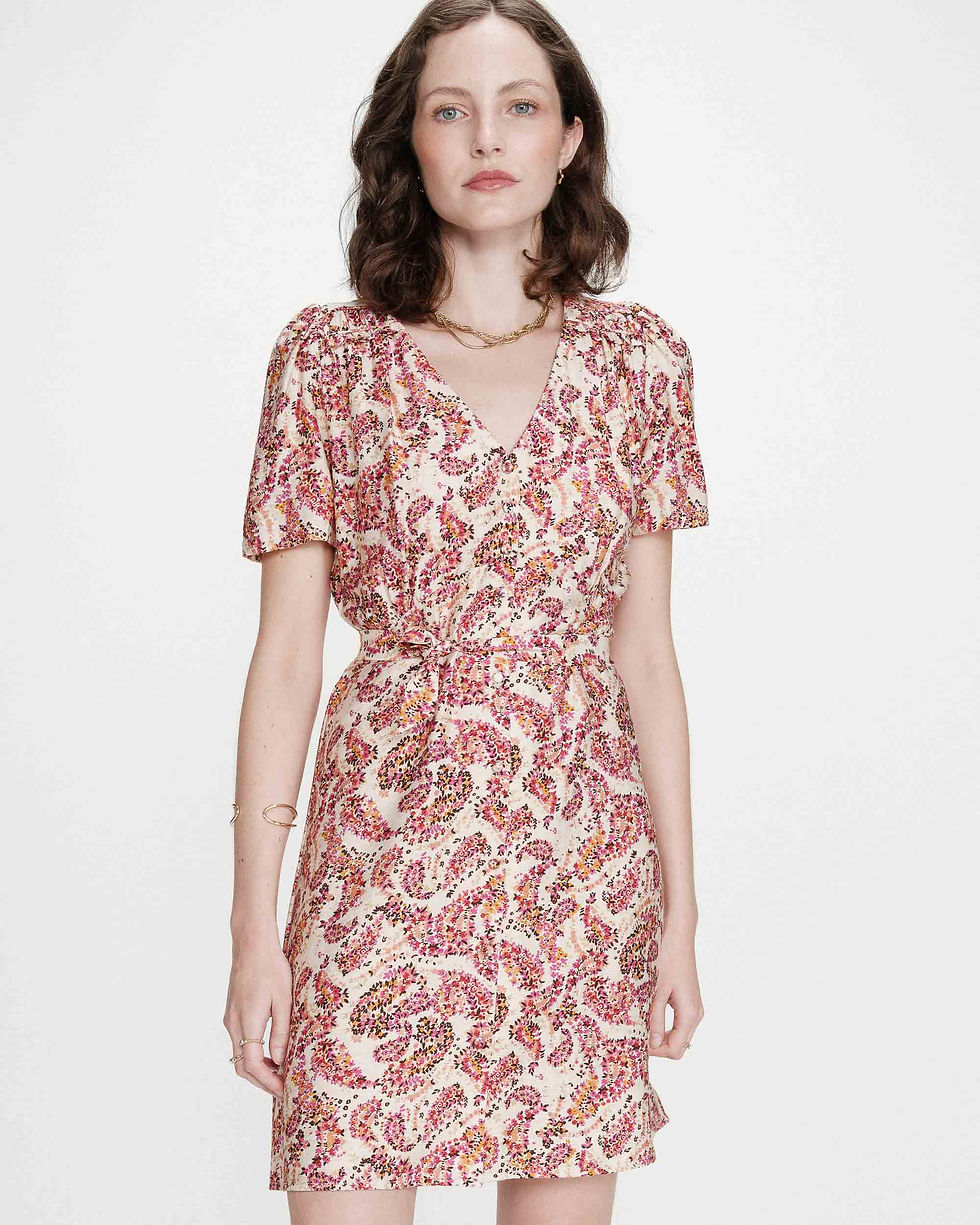 Femme en robe à fleurs qui pose