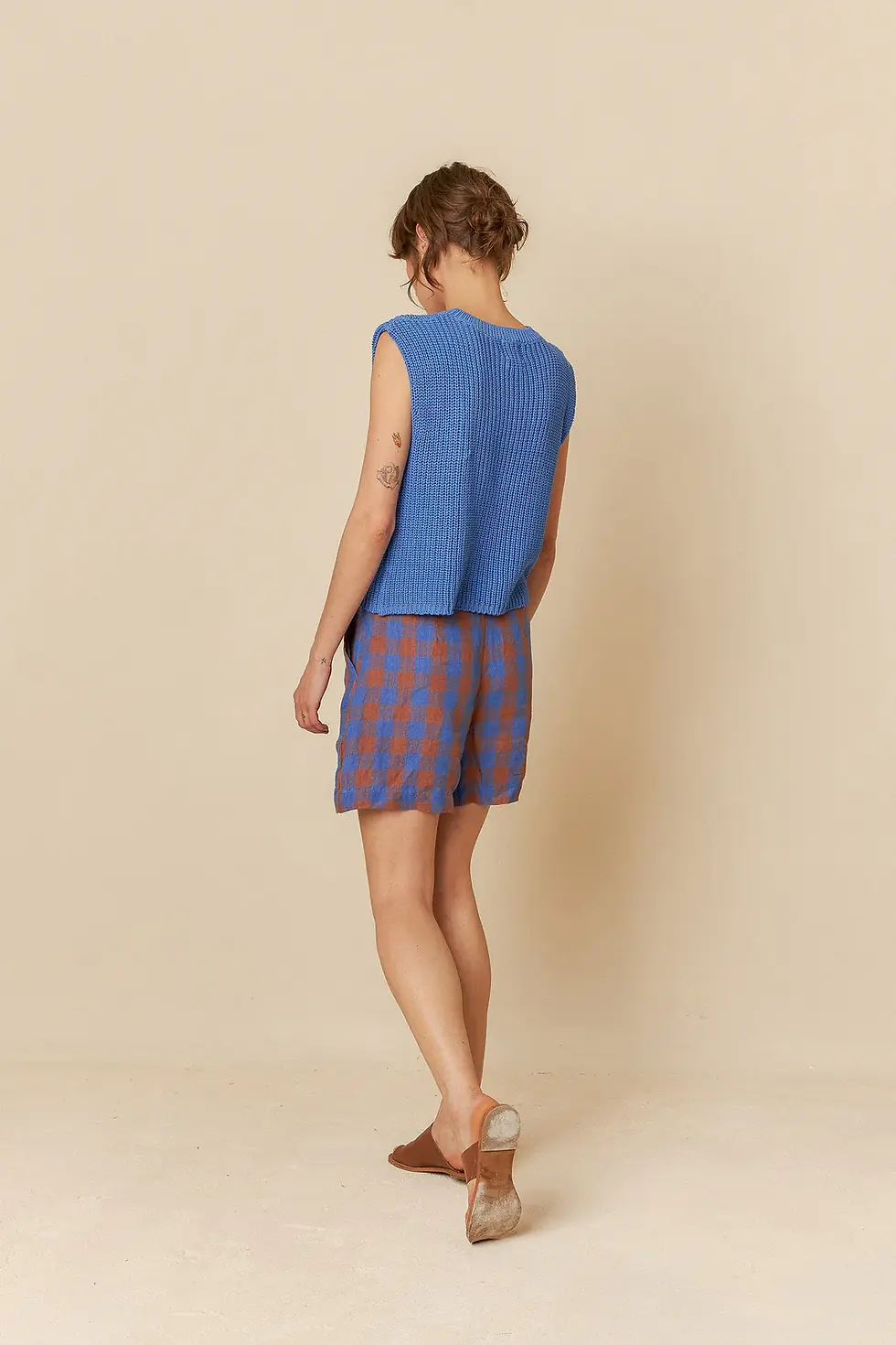 Miniature : Femme vue de dos ave  pull bleu