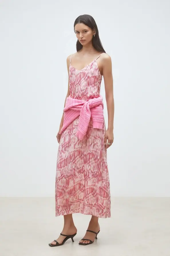 Miniature : Femme en robe avec pull nouer à la taille