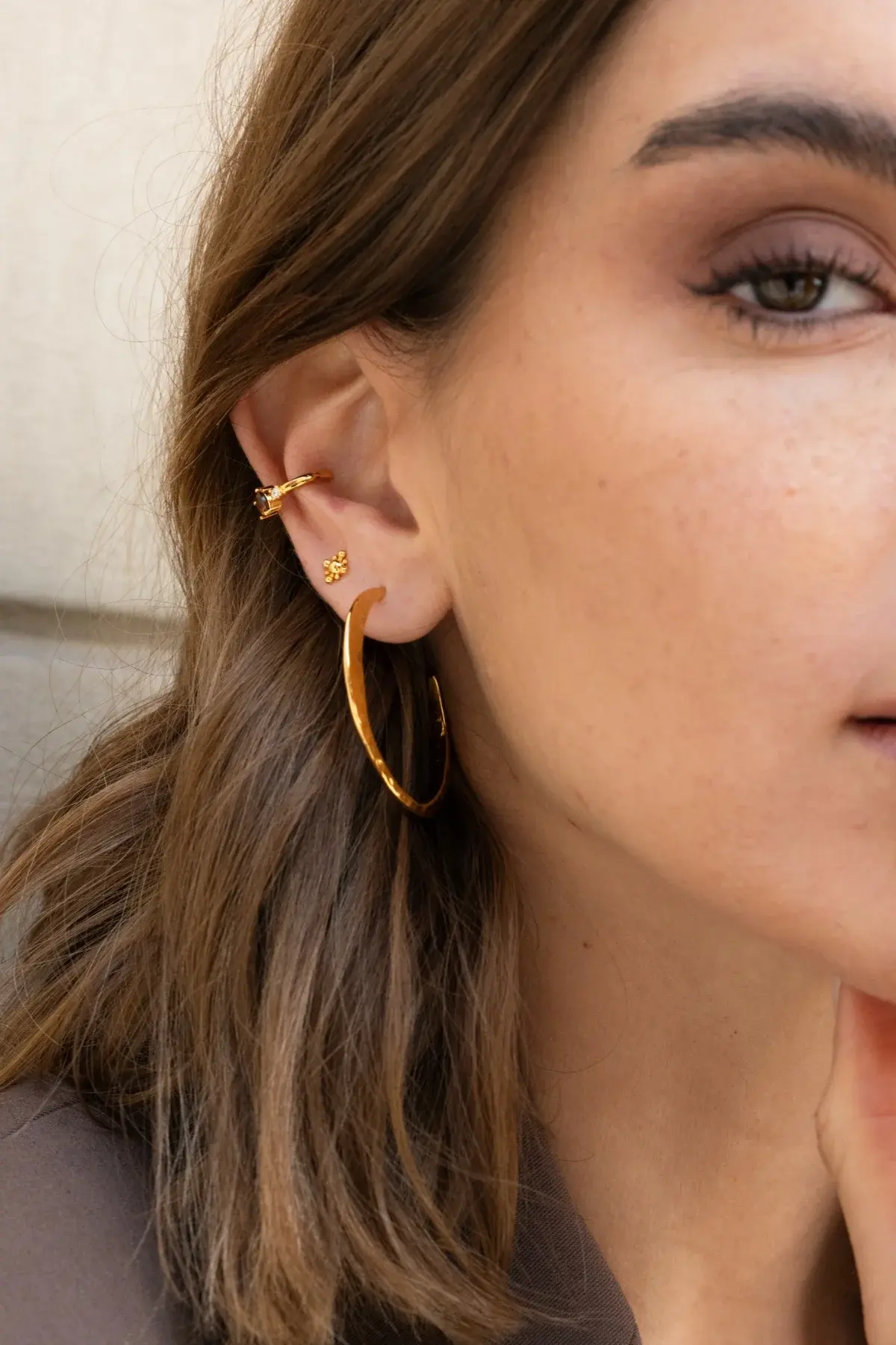 Fille qui pose avec boucles d'oreilles