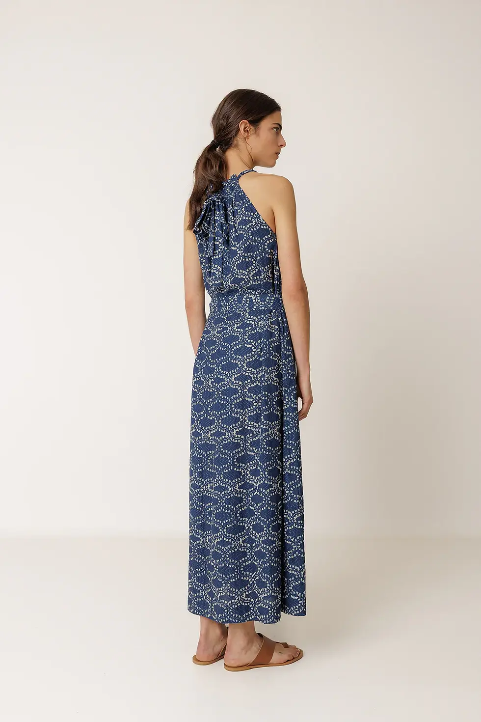 Miniature : Femme robe bleue vue de dos
