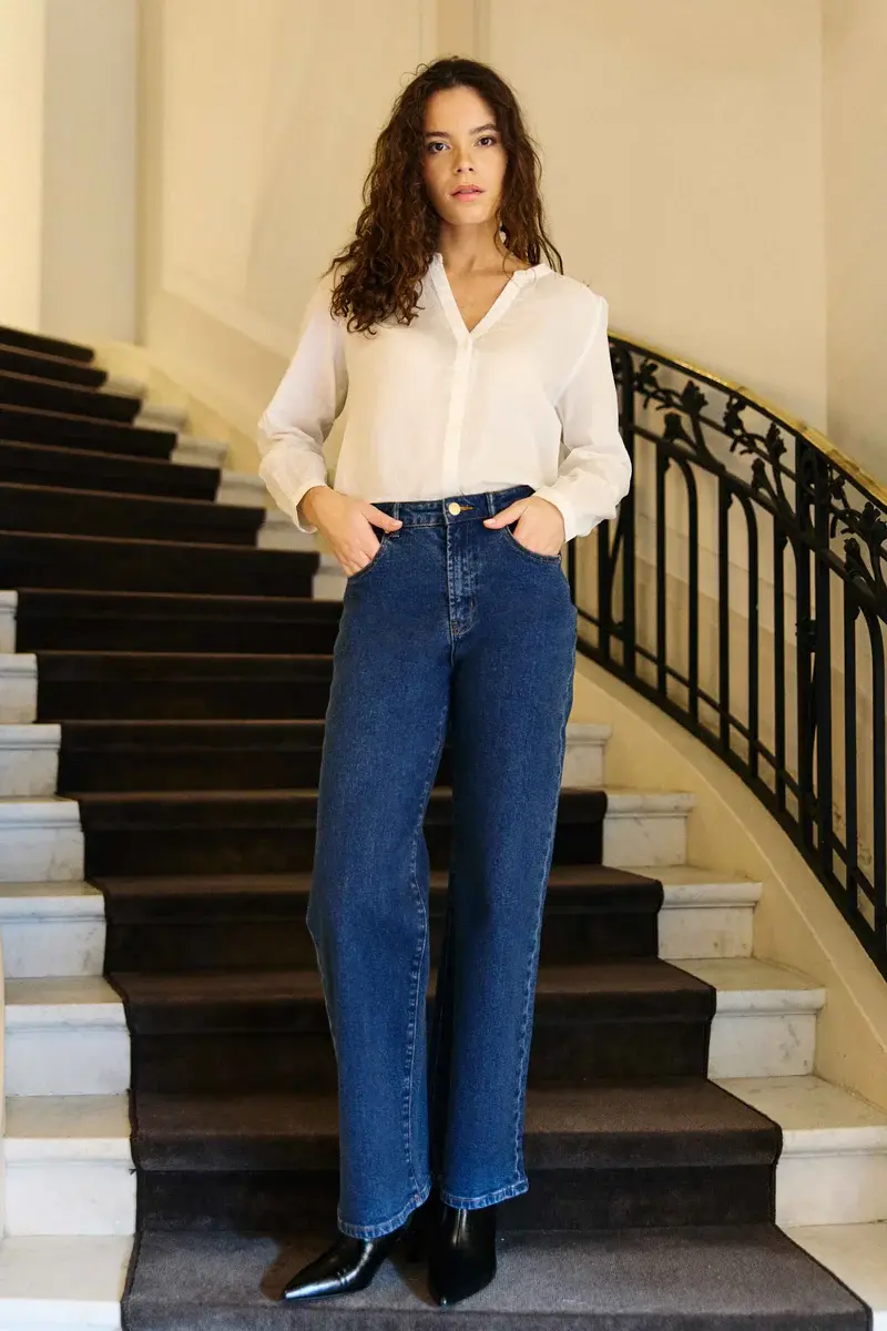 Miniature : Femme qui pose dans escaliers