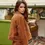 Miniature : Femme qui pose devant vanne vert