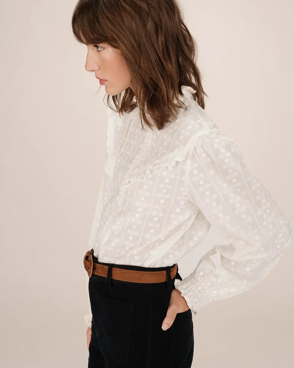 Femme en blouse coton esprit bohème