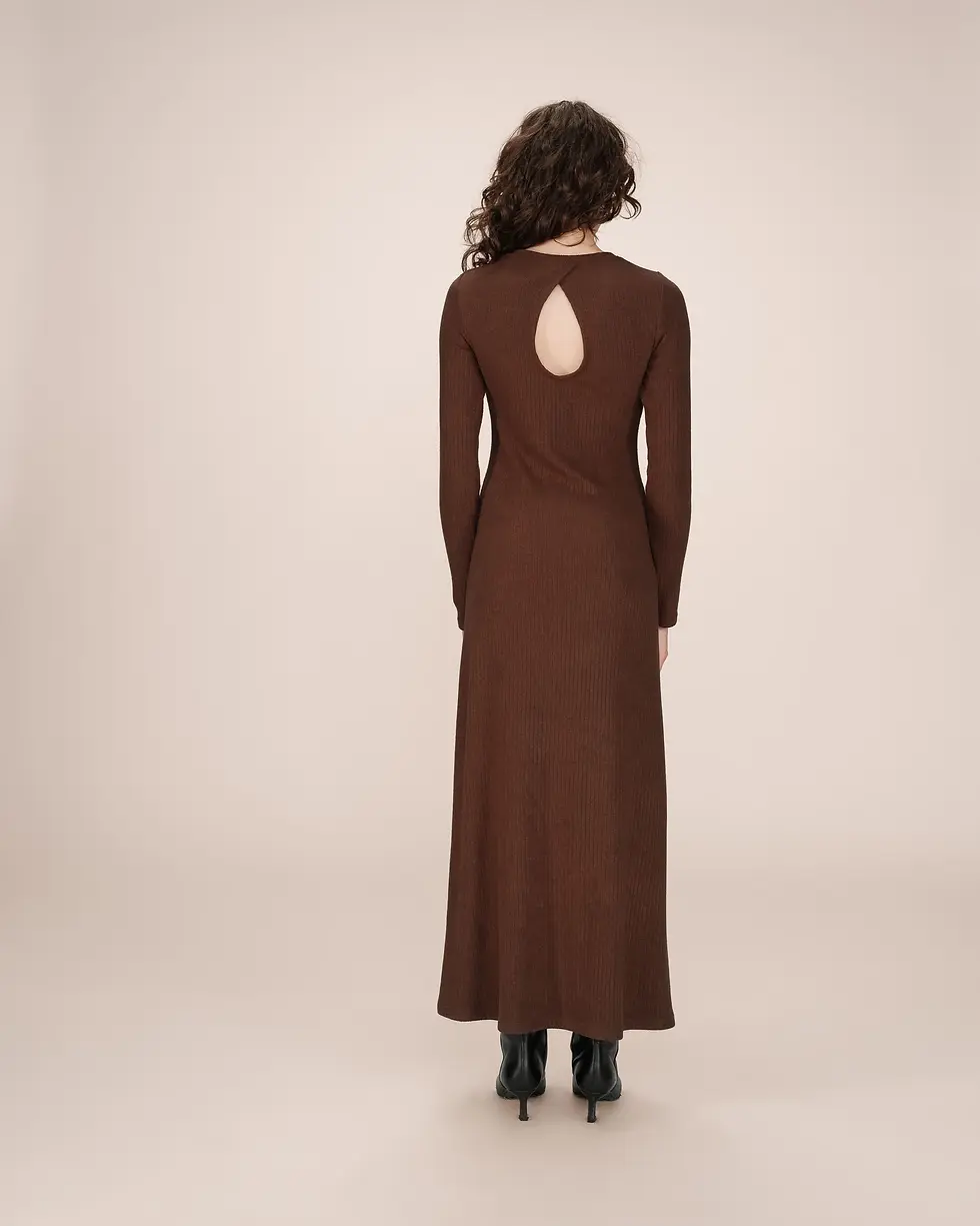 Miniature : Femme en robe avec ouverture dos