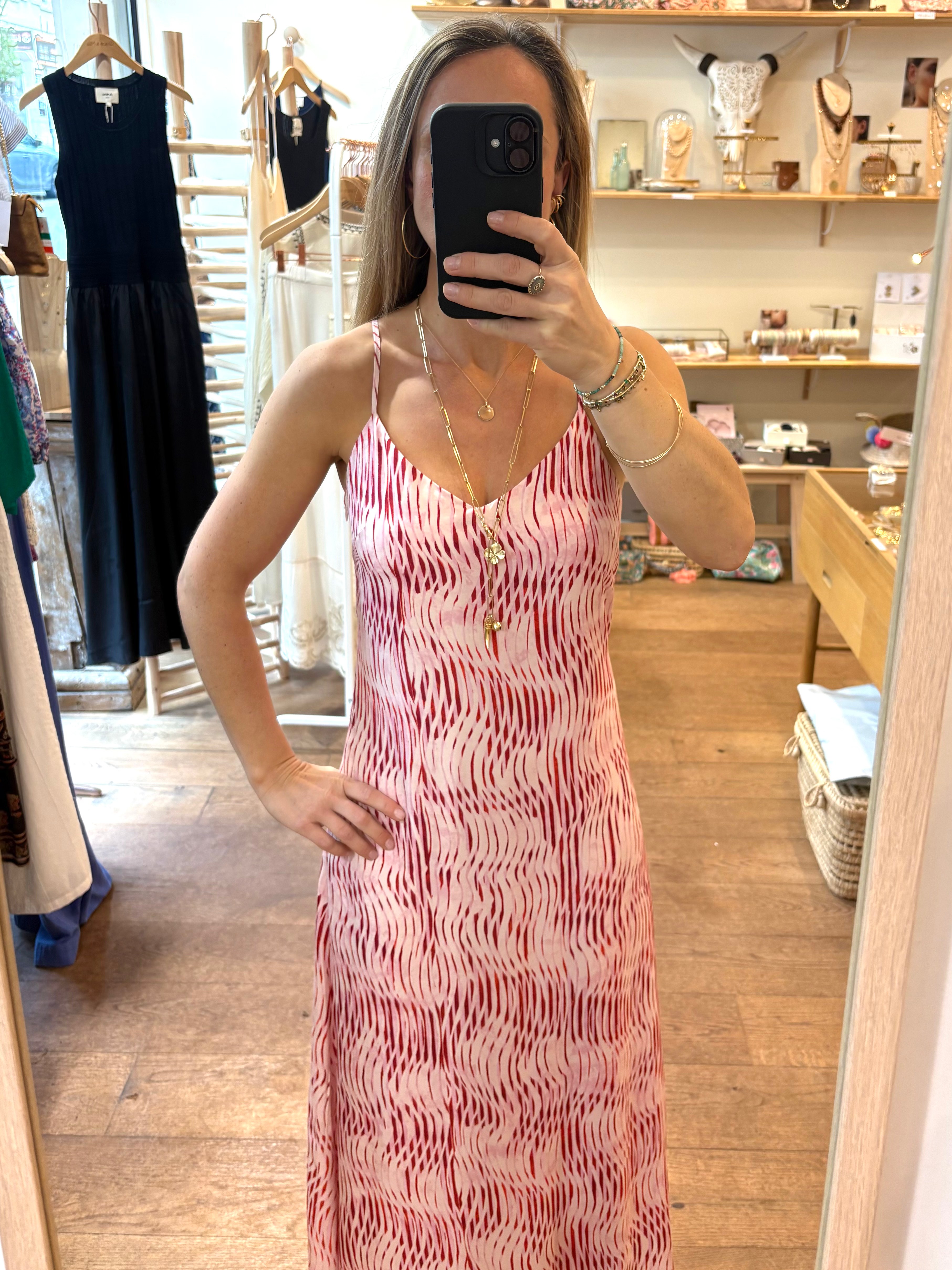 Femme devant miroir en robe qui se prend en photo