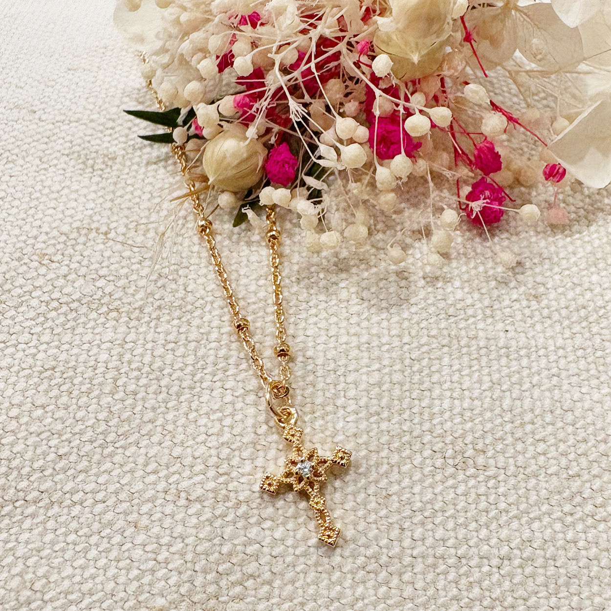 Collier doré avec croix