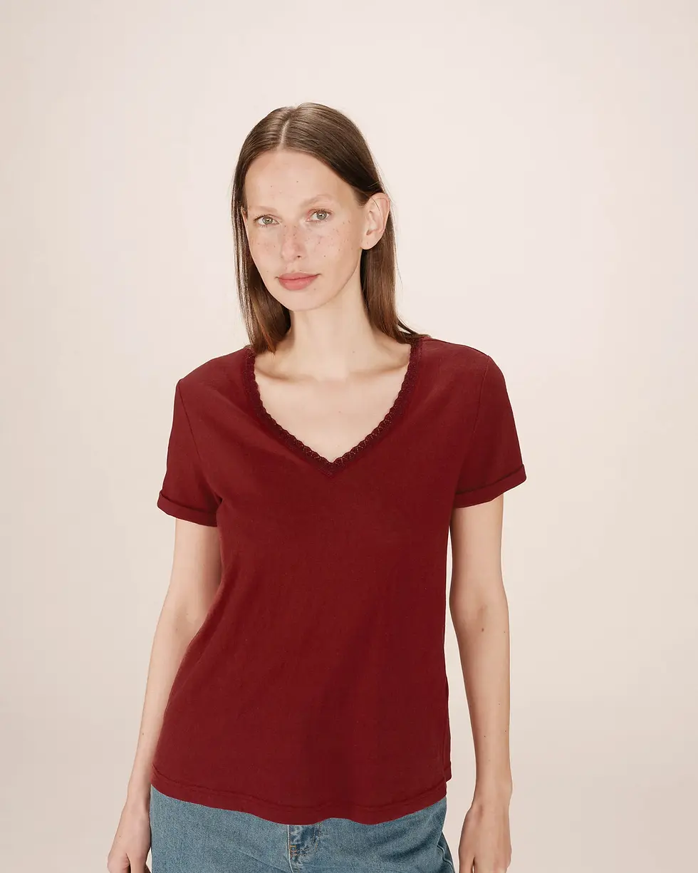 Femme en tee-shirt bordeaux