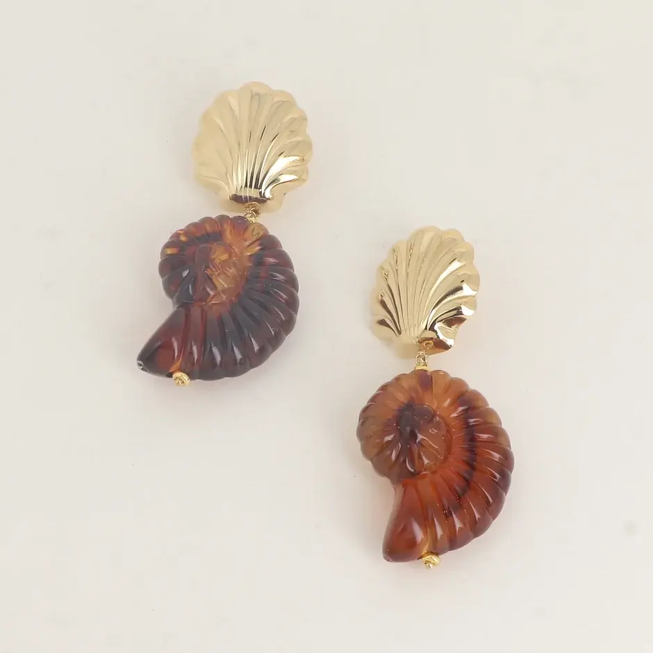 Boucles d'oreilles coquillage vue à plat
